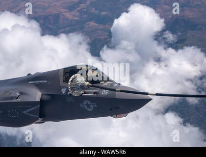 Un F-35B Lightning II affectés à des chasseurs à réaction de combat maritime Attack Squadron 122, Marine Corps Air Station Yuma, Arizona, reçoit plus de carburant le Nevada Test et gamme de formation, le 1 août 2019. Le F-35B est conçu pour opérer à partir de bases austère et air-capable est livré avec son décollage court et atterrissage vertical. (U.S. Air Force photo par un membre de la 1re classe Dwane R. Young) Banque D'Images