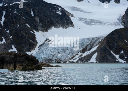 Aux côtés du glacier rocheux de la mer du Nord de la Norvège Banque D'Images