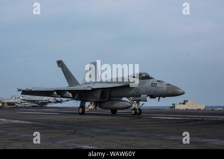 190817-N-CL027-2425 MER DES PHILIPPINES (17 août 2019) Un F/A-18E Super Hornet de Strike Fighter Squadron (VFA) 27, piloté par le capitaine Michael Rovenolt, commandant de l'Escadre aérienne de transporteur 5, des terres dans le poste de pilotage de la Marine a déployé des porte-avions USS Ronald Reagan (CVN 76) pendant les opérations de vol. Cette marque d'atterrissage du Rovenolt 1 000ème transporteur arrêté à l'atterrissage ou piège. Ronald Reagan, le groupe aéronaval du porte-étendard de 5, fournit une force prête au combat qui protège et défend les intérêts de maritime collective de ses alliés et partenaires dans la région Indo-Pacifique. (U.S. Photo par Marine Banque D'Images