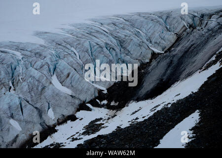 Aux côtés du glacier rocheux de la mer du Nord de la Norvège Banque D'Images