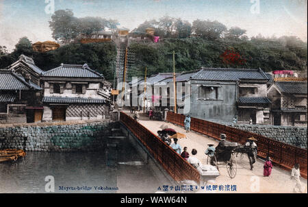 [ 1900s Maedabashi - Japon, Yokohama Pont ] - Maedabashi Bridge à Motomachi, Yokohama, Kanagawa Prefecture. Maedabashi a été conçu par Tetsuo Tsuchida en 1890 (ère Meiji) 23. À l'arrière l'une centaine d'étapes (Sengenzaka) peut être vu, au sommet de laquelle une célèbre maison de thé est situé. Il n'a pas tenu compte de l'entreprise et la section de Yokohama Port et a été une attraction populaire pour les visiteurs et résidents. 20e siècle vintage carte postale. Banque D'Images