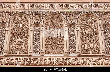 La sculpture sur pierre islamique couvrant le mausolée du Sultan Ahmad al-Mansur sur les tombeaux saadiens, Marrakech, Maroc Banque D'Images