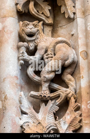 Salamanca, España - 18 août 2019 : Détail de dragon Sculpté en pierre dans le porche de la cathédrale, Salamanca, Espagne Banque D'Images