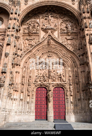 Salamanque, Espagne - 18 août 2019 : façade principale de la nouvelle cathédrale, se tenir au-dessus des portes les reliefs des scènes de la naissance et de l'Epiphanie, Banque D'Images