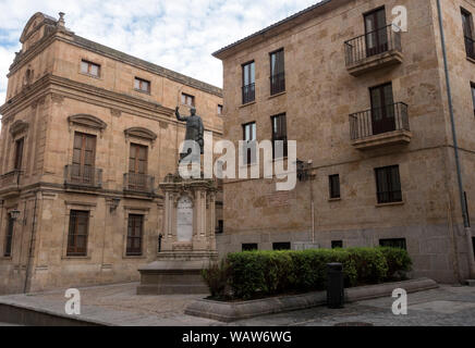 Salamanque, Espagne - 18 août 2019 : statue de Père Camara, Tomás de Cámara y Castro, situé en face de la façade principale de la nouvelle Cathédrale, à côté Banque D'Images