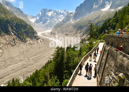 Vue sur la Mer de Glace, un glacier de vallée du massif du Mont Blanc, dans les Alpes françaises, du train du Montenvers par les touristes en été, Chamonix, France Banque D'Images