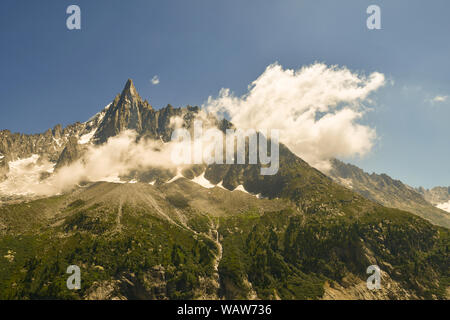 Vue panoramique sur les aiguilles du Dru, une montagne du massif du Mont Blanc, dans les Alpes françaises, en été, train du Montenvers, Chamonix, France Banque D'Images