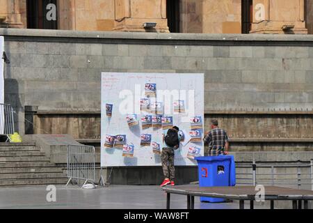 Tbilissi, Géorgie. Manifestations contre la Russie continuent devant le parlement géorgien. Il y a beaucoup d'affiches utilisées pour faire valoir ses droits. Banque D'Images