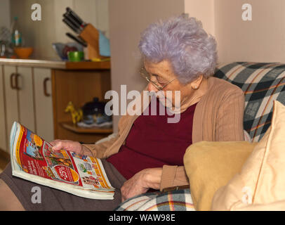 100-year-old woman déments Banque D'Images