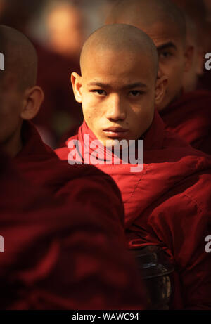 Moine bouddhiste birman dans Amarapura, Myanmar Banque D'Images