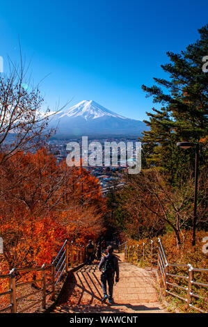 30 NOV 2018 Fujiyoshida, JAPON - Mont Fuji et bleu ciel automne vue depuis la pagode de Chureito avec sentier de promenade de touristes à Arakurayama Parc Sengen dans S Banque D'Images