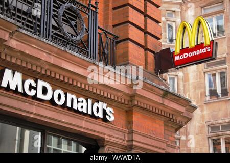 La signalisation au-dessus d'un MCDONALD'S restaurant fast food à Oxford Street, London, UK Banque D'Images