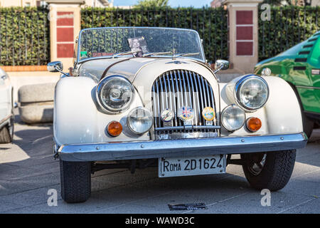 Rome, Italie - 21 juillet 2019:à la Rome capitale activité de rassemblement, une exposition de voitures anciennes a été établi avec le beau sport modèle voiture blanche Mo Banque D'Images