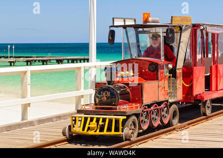 Le train électrique appelé 'Le Stocker Preston Express' sur la fameuse Busselton Jetty - Busselton, WA, Australie Banque D'Images