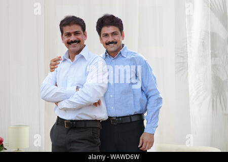 Portrait de jumeaux heureux d'âge moyen Banque D'Images