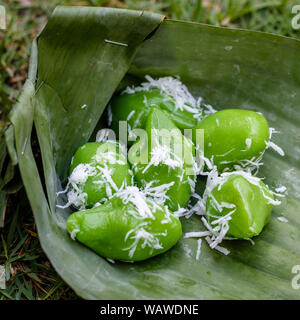 (Klepon kelepon) - Boules de riz gluant à la noix de coco caramélisé avec du sucre dans des feuilles de banane, dessert traditionnel indonésien, l'alimentation de rue. Bali, Indonésie Banque D'Images