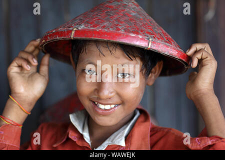 Des étudiants birmans avec coiffe traditionnelle dans une école primaire à Bagan, Myanmar. Banque D'Images