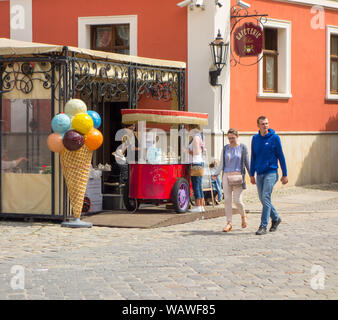 Femme l'achat de la crème glacée à un vendeur de rue dans la ville polonaise de Wroclaw Pologne Banque D'Images