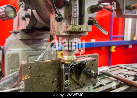 KRV fraiseuse utilisés dans l'industrie de fabrication d'acier de l'ingénierie d'usine de produire des étincelles au cours d'une opération d'usinage Banque D'Images