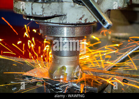 KRV fraiseuse utilisés dans l'industrie de fabrication d'acier de l'ingénierie d'usine de produire des étincelles au cours d'une opération d'usinage Banque D'Images