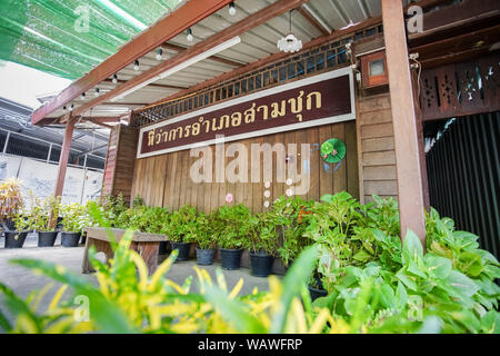 Suphan Buri, Thaïlande - 24 mai 2019 : La célèbre destination de voyage ancien marché de chuk Sam avec plaque Thai signifie District Chuk Sam. Banque D'Images