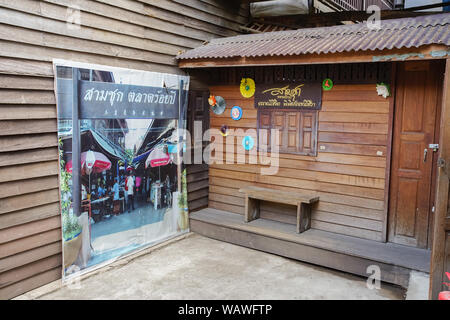 Suphan Buri, Thaïlande - 24 mai 2019 : La célèbre destination de voyage ancien marché de chuk Sam avec plaque Thai signifie District Chuk Sam. Banque D'Images