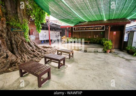 Suphan Buri, Thaïlande - 24 mai 2019 : La célèbre destination de voyage ancien marché de chuk Sam avec plaque Thai signifie District Chuk Sam. Banque D'Images