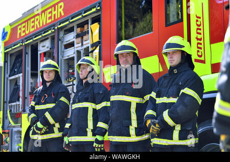 Zella Mehlis, Allemagne. Août 22, 2019. Les hommes en uniformes de pompiers se tiennent près de l'autre pour effectuer un sauvetage simulé d'une personne à partir d'un véhicule à l'Zella-Mehlis centre de secours. Le même jour, le ministre de l'Intérieur a présenté le rapport d'incendie et la lutte contre les catastrophes en 2018 lors d'une conférence de presse. Crédit : Martin Schutt/dpa-Zentralbild/dpa/Alamy Live News Banque D'Images