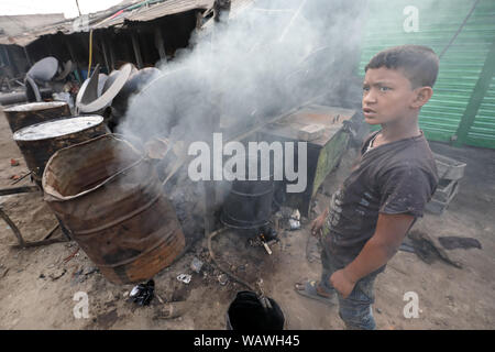 Enfant travailleur dans un chantier naval à Dhaka, au Bangladesh. Le Bangladesh a plus de 4,7 millions d'enfants travailleurs âgés de 5 à 14. Banque D'Images