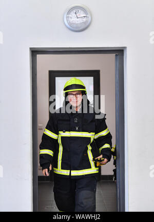 Zella Mehlis, Allemagne. Août 22, 2019. Georg Maier (SPD), le ministre de l'intérieur de la Thuringe, porte un uniforme de pompiers pour aider à sauver une personne d'un véhicule dans le centre de prévention du danger Zella-Mehlis. Auparavant, il avait présenté le rapport 2018 Fire et de catastrophe lors d'une conférence de presse. Crédit : Martin Schutt/dpa-Zentralbild/dpa/Alamy Live News Banque D'Images