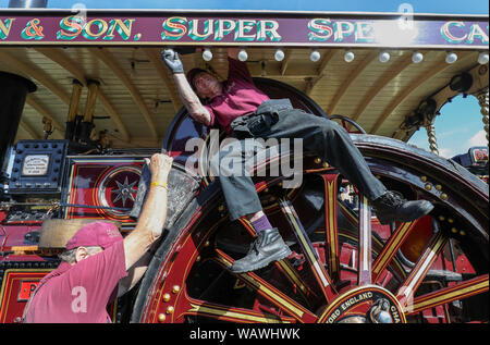 Mick payer de High Wycombe, lieux des ampoules de l'engin Showmans Burrell Locomotive routière 'Britannia', au cours de la première journée de la Grande Vapeur 2019 Dorset juste. La foire est un rassemblement de centaines de moteurs de traction à vapeur période lourde et l'équipement mécanique, de toutes époques, viennent de présenter la Grande Bretagne est riche de produits industriels, agricoles et de loisirs histoire, au salon annuel qui se déroule sur le week-end férié d'août du jeudi 22 au lundi 26 août. Banque D'Images