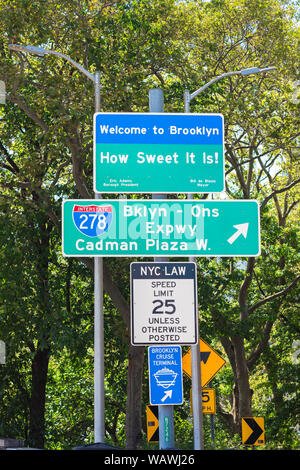 Brooklyn New York, vue sur un panneau Bienvenue à Brooklyn à l'extrémité est du pont de Brooklyn, New York City, États-Unis Banque D'Images