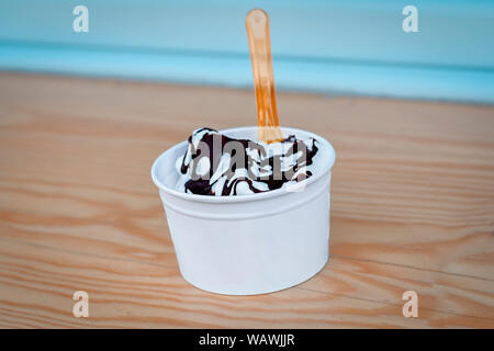 La crème glacée stracciatella faites maison sur la table Banque D'Images