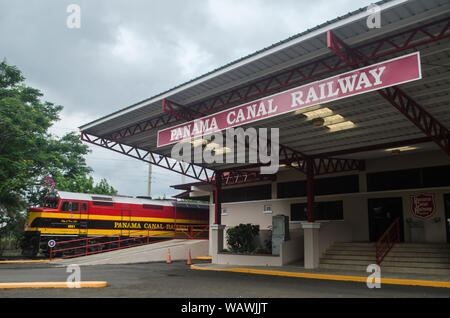 Panama canal Railway dans la gare de Corozal. Le chemin de fer du canal de Panama est un chemin de fer historique et important qui est parallèle au canal de Panama Banque D'Images