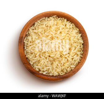 Le riz étuvé groats isolé sur fond blanc, vue du dessus Banque D'Images