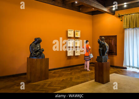 Visiteur à la recherche de sculptures dans l'Atelier Ivan Mestrovic, Ville Haute, Zagreb, Croatie Banque D'Images