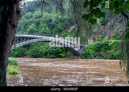 7 août 2019. Rivcer Spey, Craigellachie, Moray, Ecosse, Royaume-Uni. C'est la rivière Spey brun après plusieurs heures de pluies torrentielles. Banque D'Images