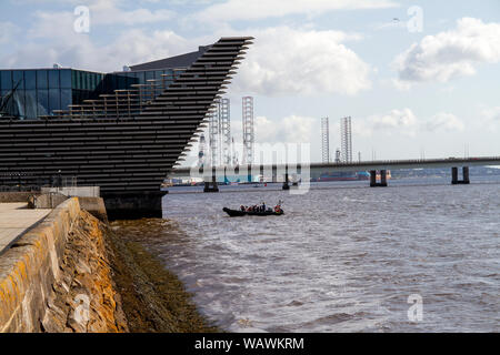 Tayside, Dundee, Écosse, Royaume-Uni, 22 août 2019 : Météo France. Un jour de vent et de soleil à Dundee, température maximale 19°C. Un bateau gonflable avec un groupe de touristes à bord de l'accélération le long de la rivière Tay pour voir le V&A design museum de la rivière. Credit : Dundee Photographics / Alamy Live News Banque D'Images