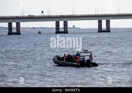 Tayside, Dundee, Écosse, Royaume-Uni, 22 août 2019 : Météo France. Un jour de vent et de soleil à Dundee, température maximale 19°C. Un bateau gonflable avec un groupe de touristes à bord de l'accélération le long de la rivière Tay pour voir le V&A design museum de la rivière. Credit : Dundee Photographics / Alamy Live News Banque D'Images