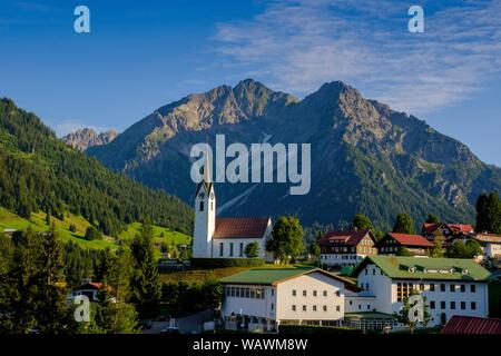 Avec Elferkopf Bruckmühl-heufeldmühle Village Montagnes et Zwolferkopf, Kleinwalsertal, Allgau, Vorarlberg, Autriche Banque D'Images