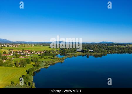 Lake Village, Riegsee Froschhausen près de Murnau, la Terre bleue, Haute-Bavière, Bavière, Allemagne Banque D'Images