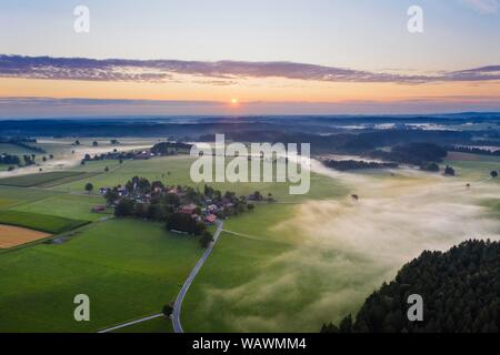 Le lever du soleil, près de Dietramszell Tolzer Humbach, terrain, vue aérienne, Upper Bavaria, Bavaria, Germany Banque D'Images