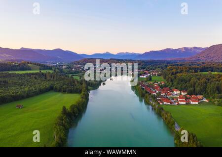 Réservoir d'Isar Tolz au lever du soleil, près de Hoheneck Wackersberg sur la droite, Bad Tolz dans le dos, Isarwinkel, vue aérienne, la Haute-Bavière, Bavière Banque D'Images