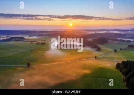 Lever du soleil à Dietramszell, Tolzer Terre, vue aérienne, Upper Bavaria, Bavaria, Germany Banque D'Images