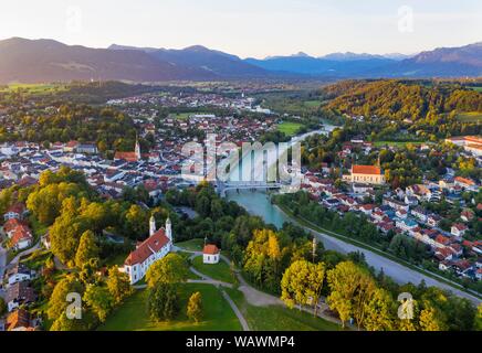 Bad Tolz avec calvaire et de l'Isar dans la lumière du matin, Isarwinkel, vue aérienne, Upper Bavaria, Bavaria, Germany Banque D'Images