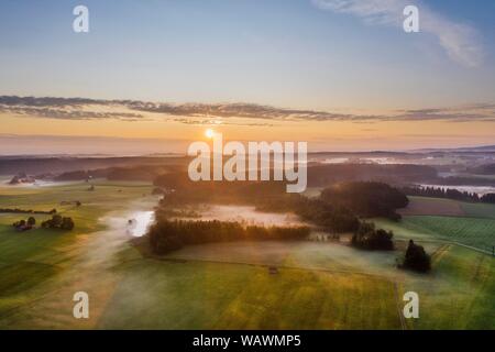 Lever du soleil à Dietramszell, Tolzer Terre, vue aérienne, Upper Bavaria, Bavaria, Germany Banque D'Images