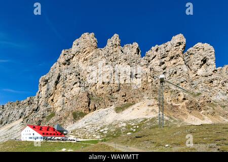 Tierser-Alpl-Hutte hutte de montagne ci-dessous le Rosszahne, Parc Naturel Schlern-Rosengarten, Dolomites, Tyrol du Sud, Italie Banque D'Images