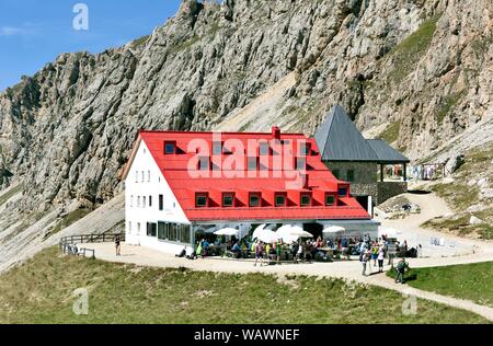 Tierser-Alpl-Hutte hutte de montagne ci-dessous le Rosszahne, Parc Naturel Schlern-Rosengarten, Dolomites, Tyrol du Sud, Italie Banque D'Images