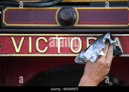 Signe d'une locomotive est nettoyé pendant le premier jour de la grande foire de vapeur 2019 Dorset. La foire est un rassemblement de centaines de moteurs de traction à vapeur période lourde et l'équipement mécanique, de toutes époques, viennent de présenter la Grande Bretagne est riche de produits industriels, agricoles et de loisirs histoire, au salon annuel qui se déroule sur le week-end férié d'août du jeudi 22 au lundi 26 août. Banque D'Images