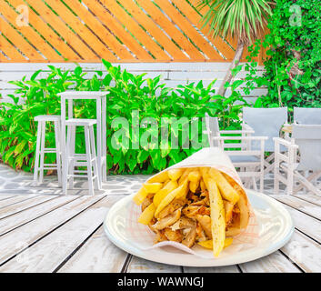 Gyro grec avec des frites sur la table en bois dans la région de beach club open Banque D'Images